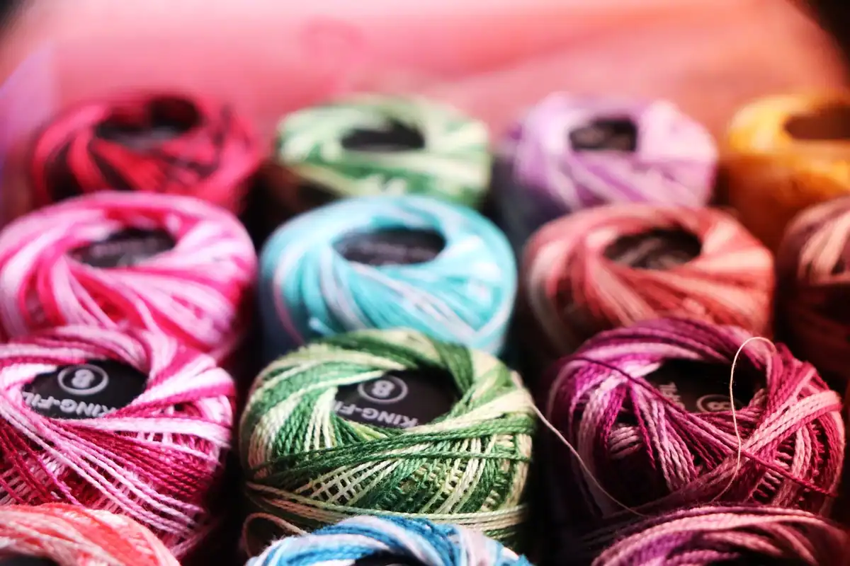 Ghemotoace de ață colorată pentru broderie și croșetat, așezate unele lângă altele