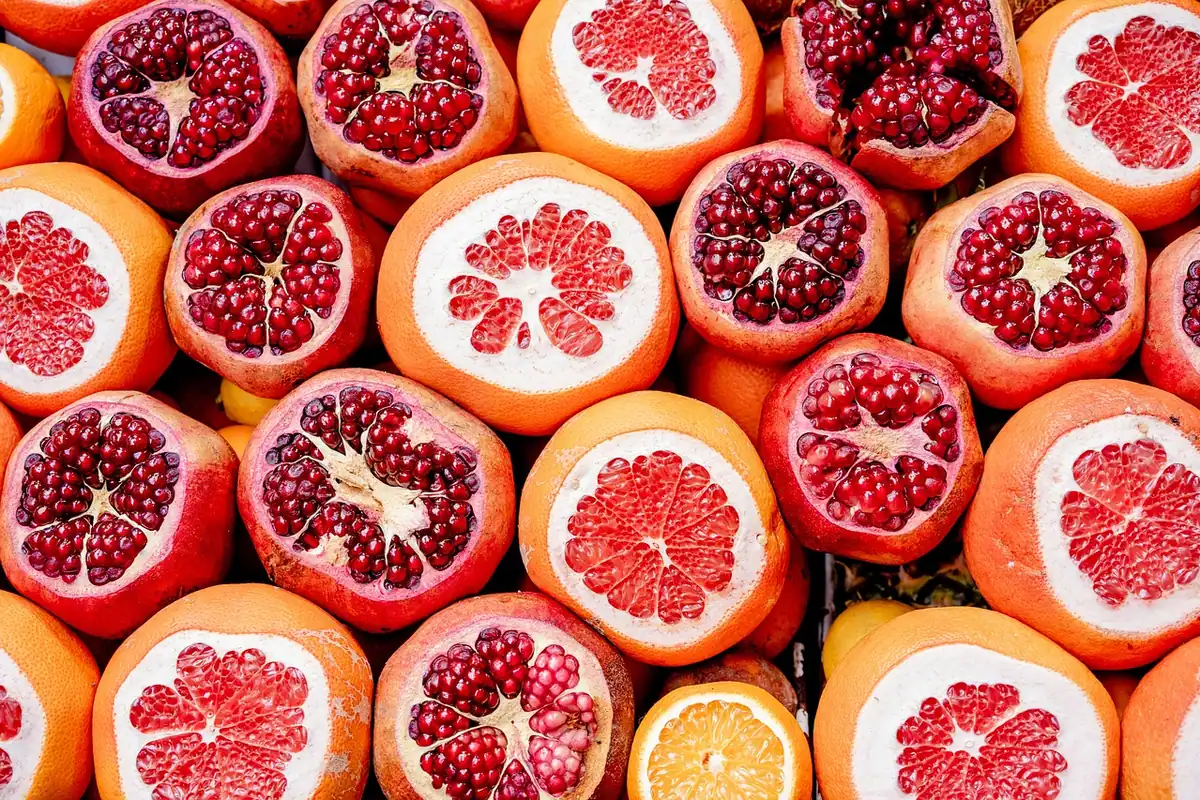 Grapefruit și alte citrice tăiate în jumătate, alimente acide care pot eroda smalțul