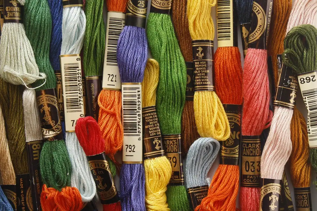 Mosoare de ață colorată pentru broderie și cusut, aranjate unul lângă altul