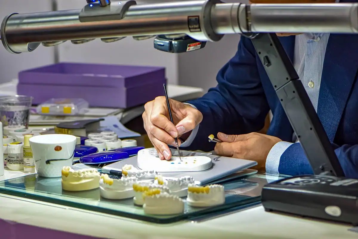 Machete dentare cu coroane ceramice pe o masă dintr-un laborator de tehnică dentară