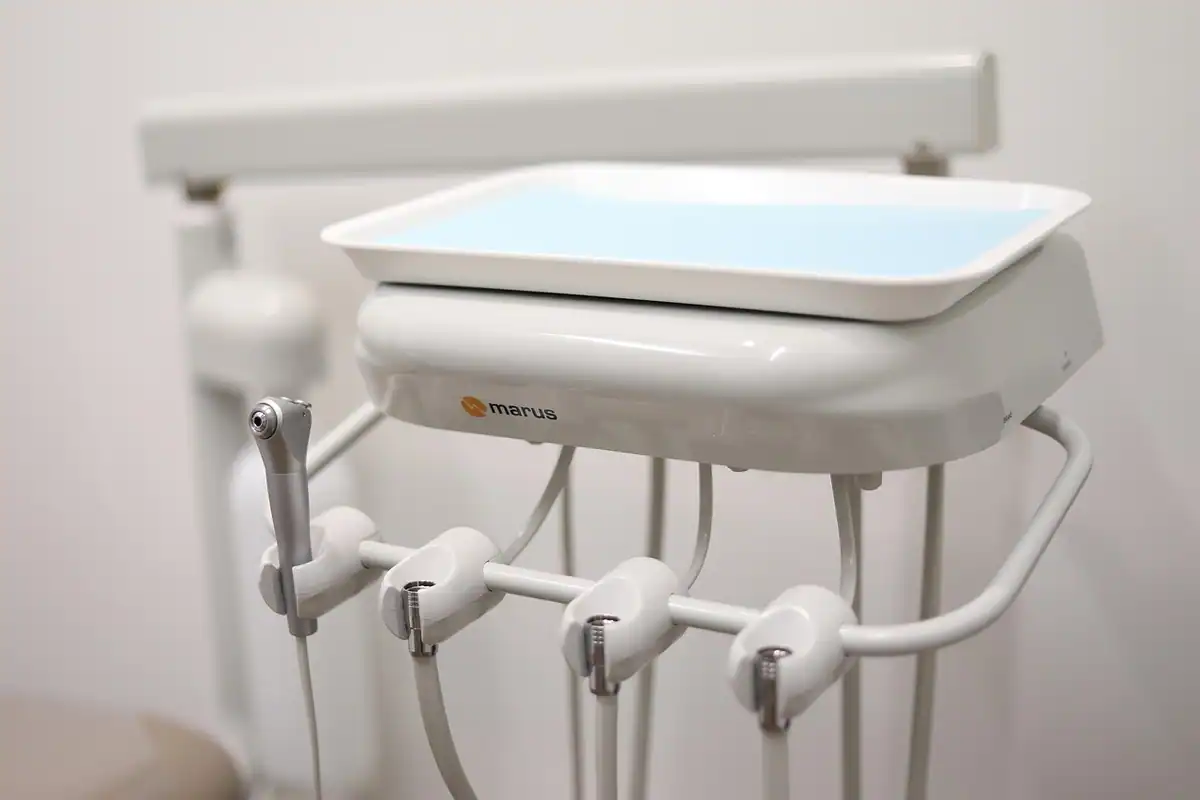 Cabinet medical stomatologic curat, cu mobilier și echipamente de lucru