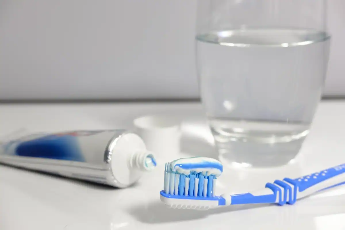 Periuță de dinți și tub de pastă cu fluor, pentru igiena dentară zilnică