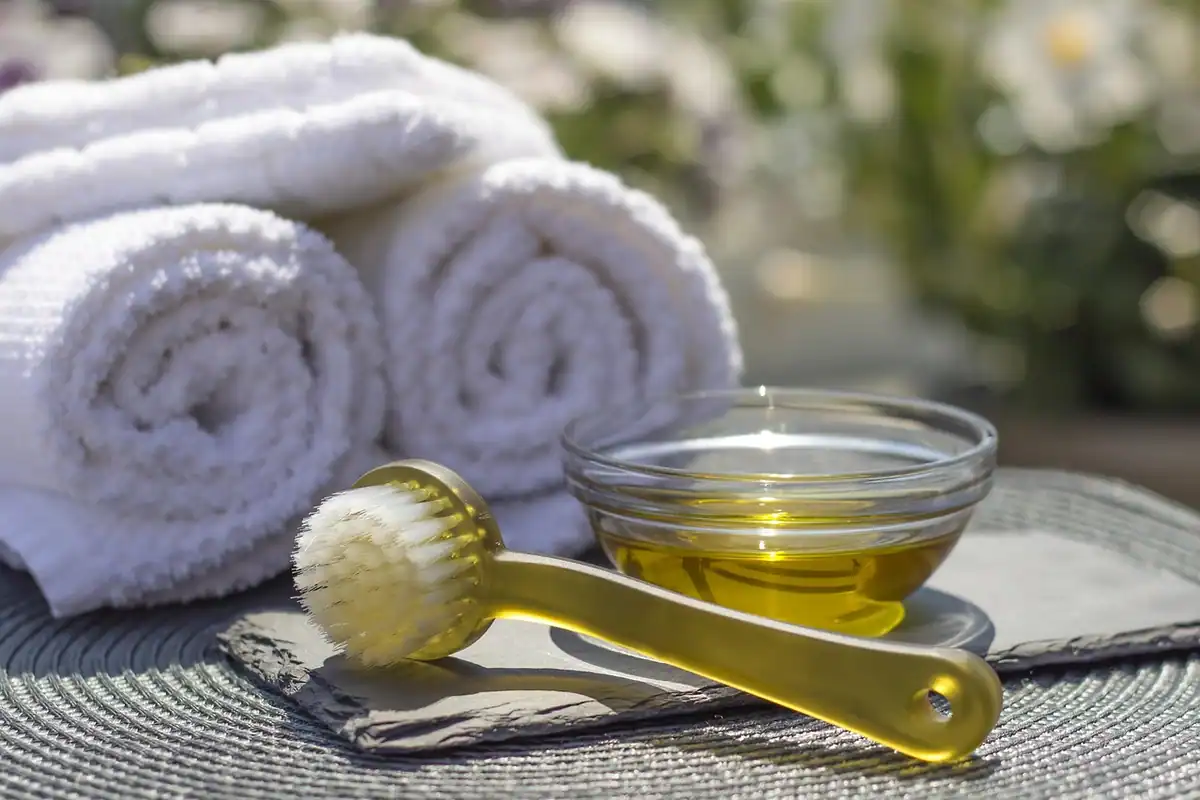 Perie de masaj și ulei într-un salon spa, pentru relaxare și îngrijirea corpului