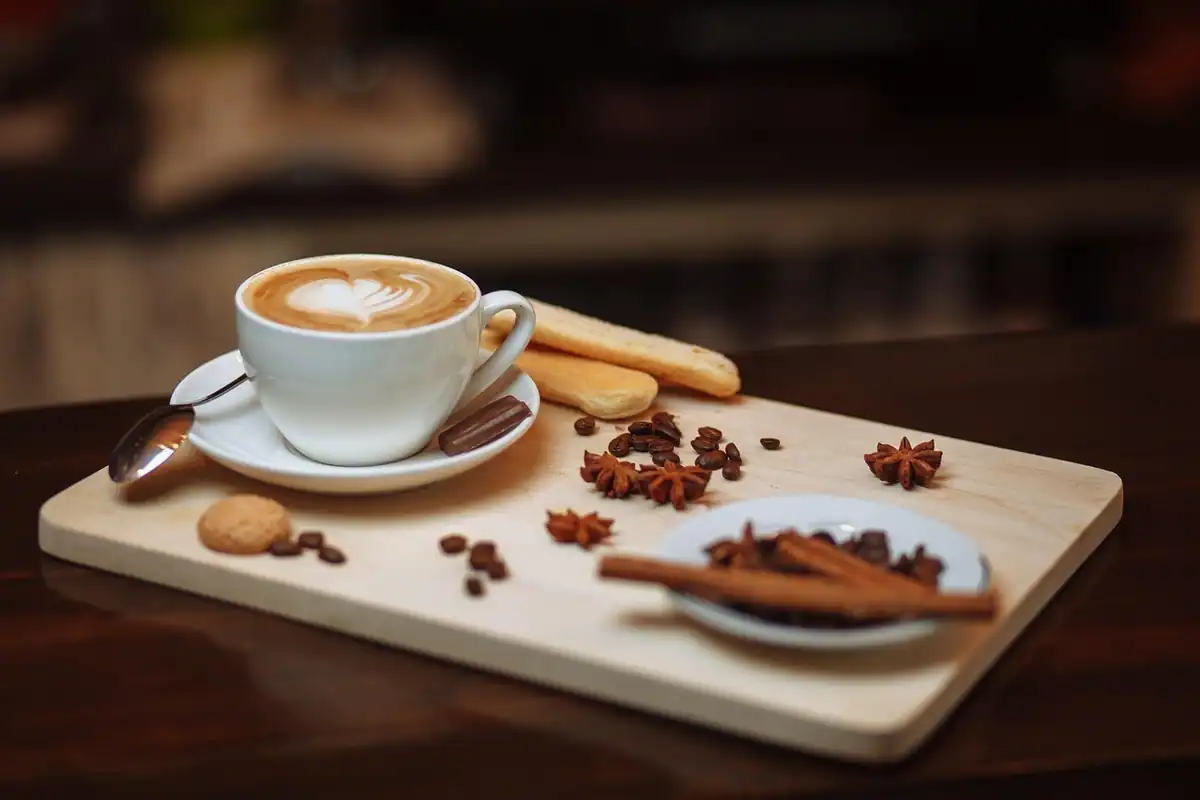 Ceașcă de cafea fierbinte de tip cappuccino, așezată pe o farfurioară